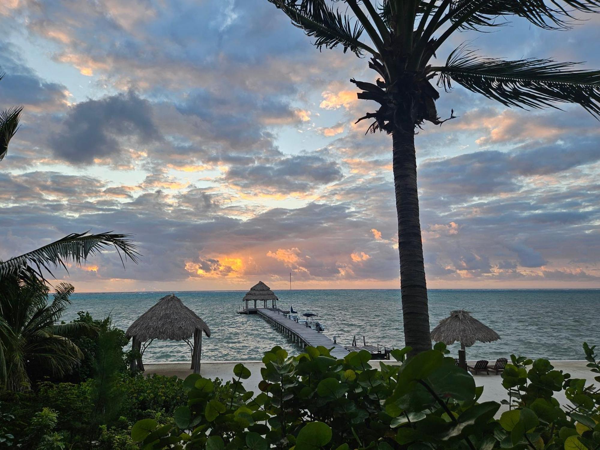 Xanadu Island Resort San Pedro  Esterno foto
